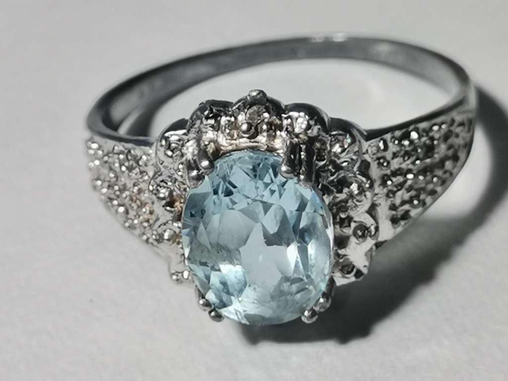 BEAUTIFUL SILVER 925 RING. LIGHT BLUE STONE. WEIGHT: 2.96 GRAMS.  INSIDE DIAMETER: 18MM.