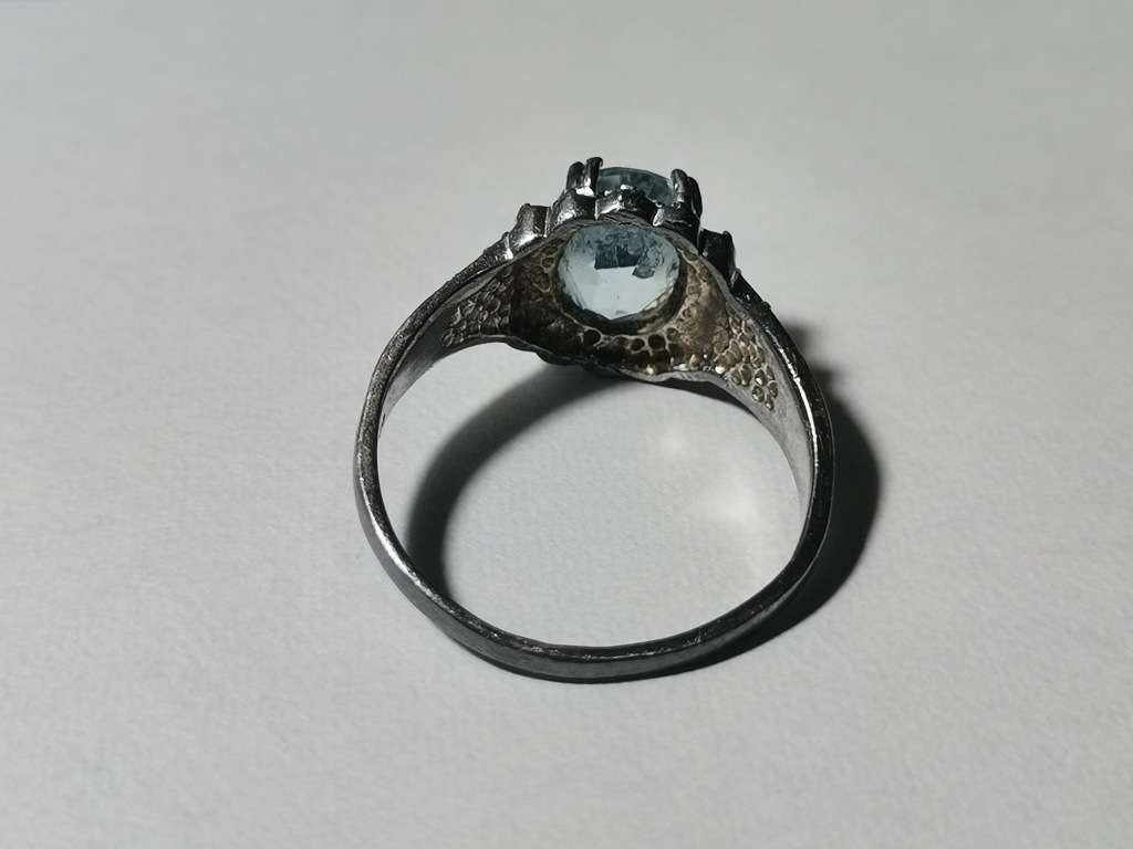 BEAUTIFUL SILVER 925 RING. LIGHT BLUE STONE. WEIGHT: 2.96 GRAMS.  INSIDE DIAMETER: 18MM.