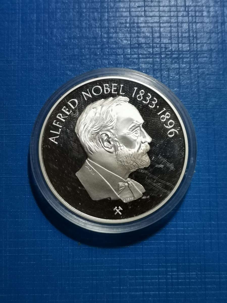 MANDELA NOBLE PRICE WINNER 1 OUNCE SILVER MEDALLION. MINT OF NORWAY.