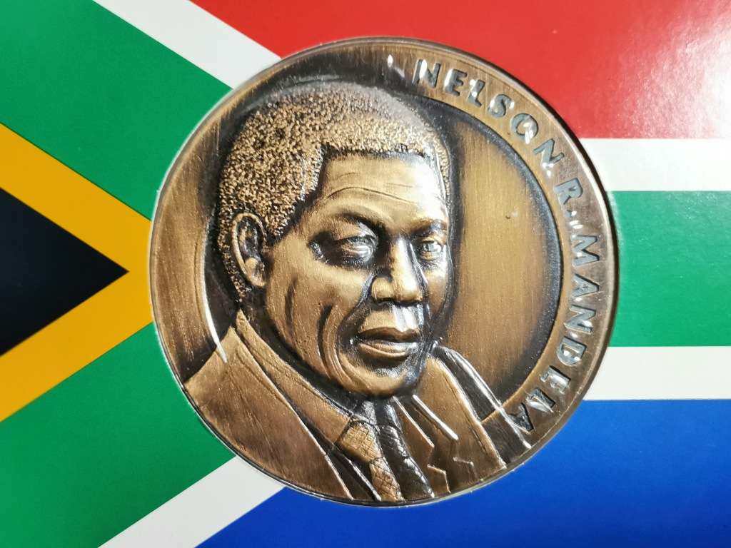HUGE FNB MANDELA MEDALLION IN BOX WITH CERTIFICATE. WEIGHT: 195 GRAMS.
