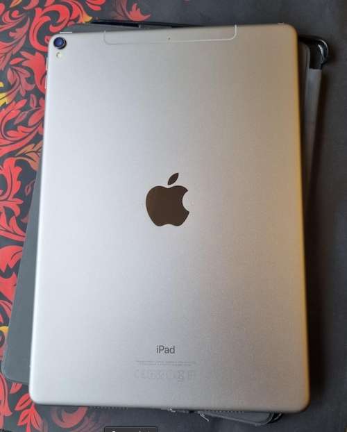 APPLE iPAD PRO 64GB - 10.5` - LIKE NEW