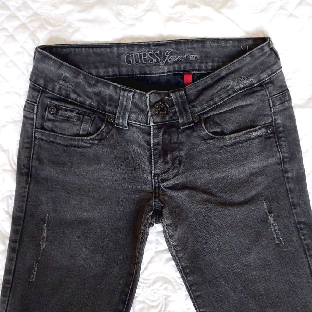 GUESS LOW-RISE SKINNY JEANS W28 - BLACK WASH