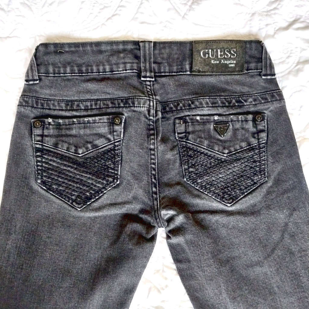 GUESS LOW-RISE SKINNY JEANS W28 - BLACK WASH