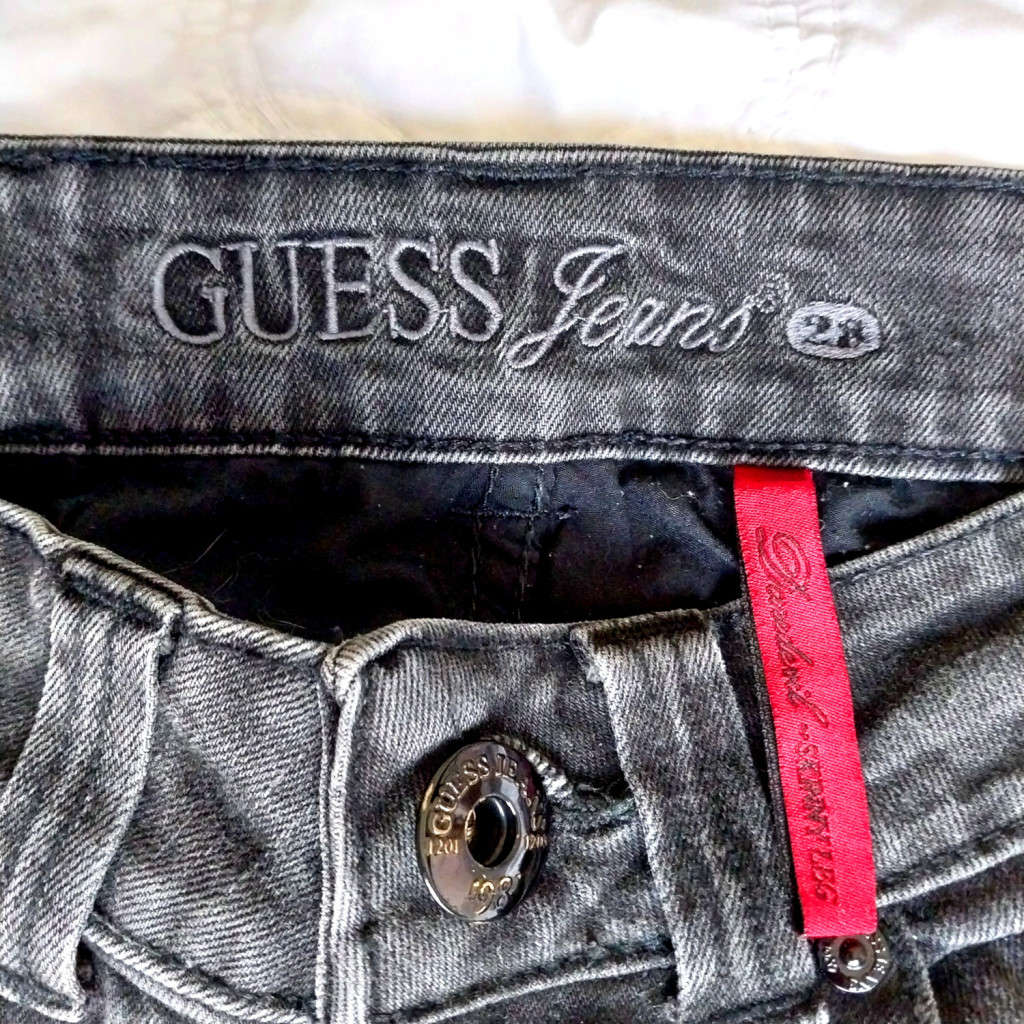GUESS LOW-RISE SKINNY JEANS W28 - BLACK WASH