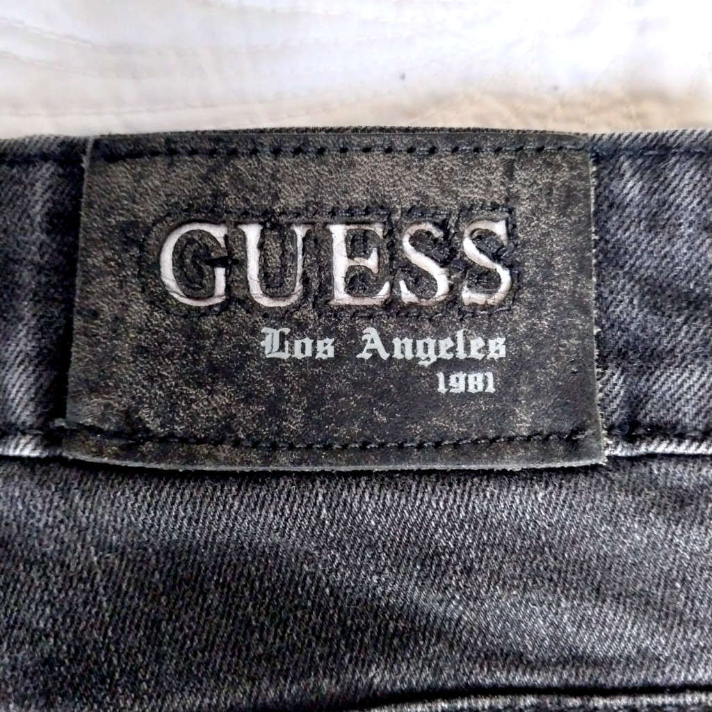 GUESS LOW-RISE SKINNY JEANS W28 - BLACK WASH