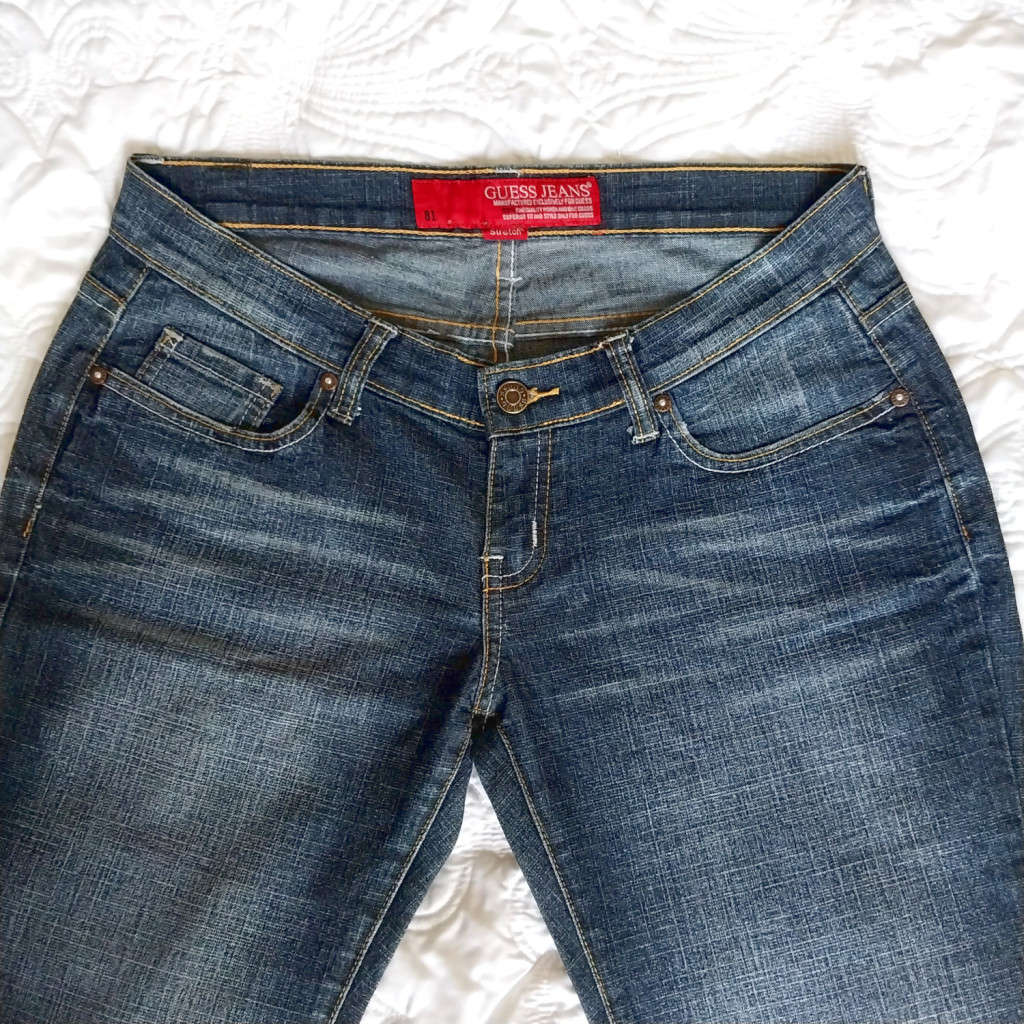 GUESS LOW-RISE BOOTLEG JEANS - DARK WASH