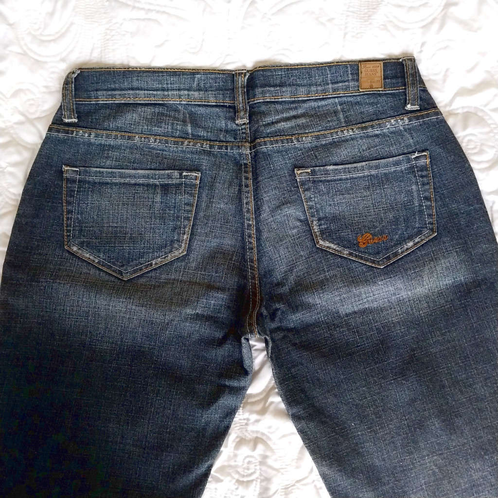 GUESS LOW-RISE BOOTLEG JEANS - DARK WASH