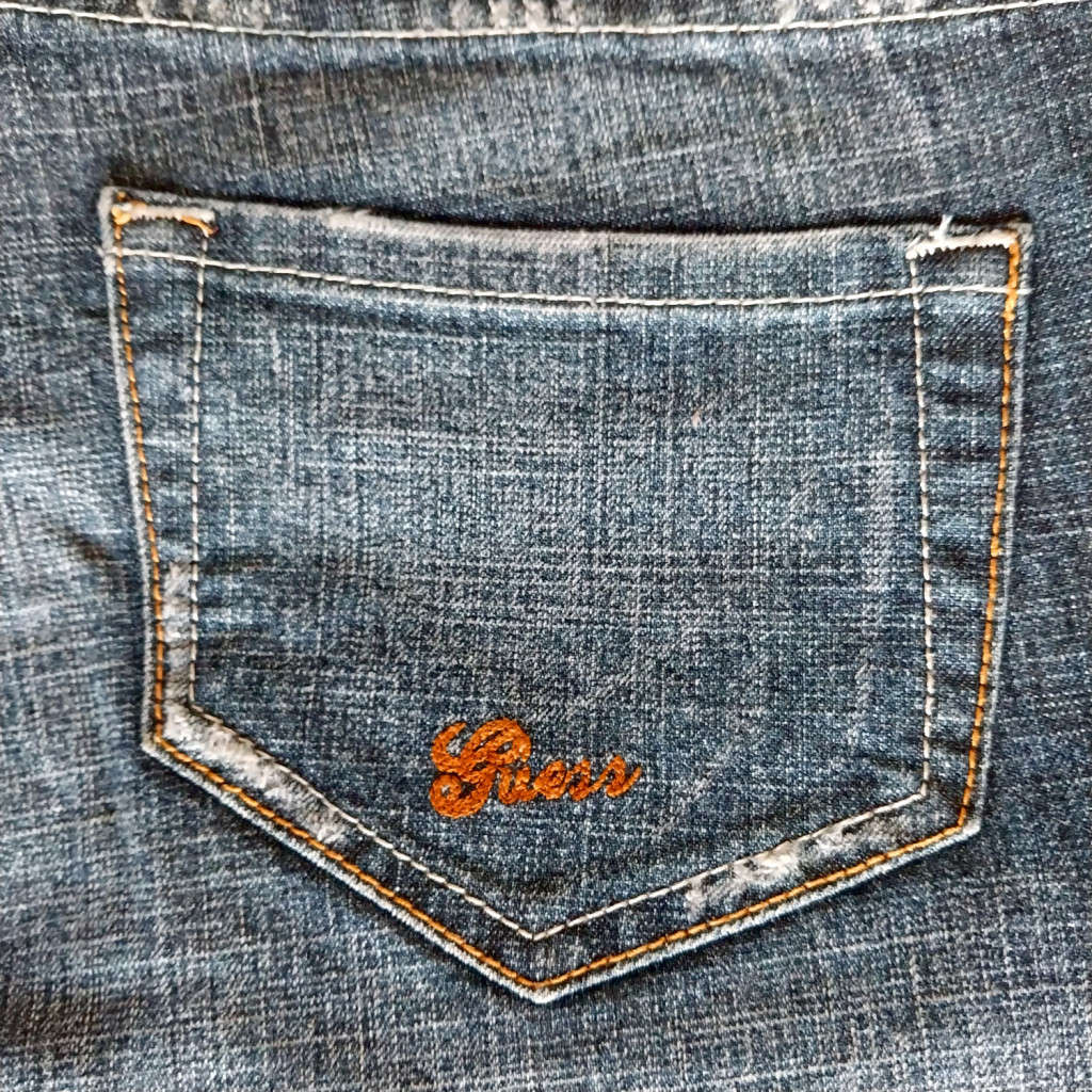 GUESS LOW-RISE BOOTLEG JEANS - DARK WASH