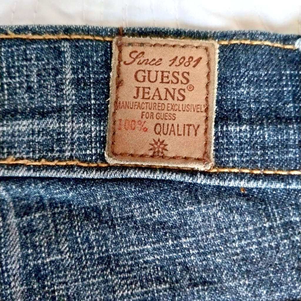 GUESS LOW-RISE BOOTLEG JEANS - DARK WASH