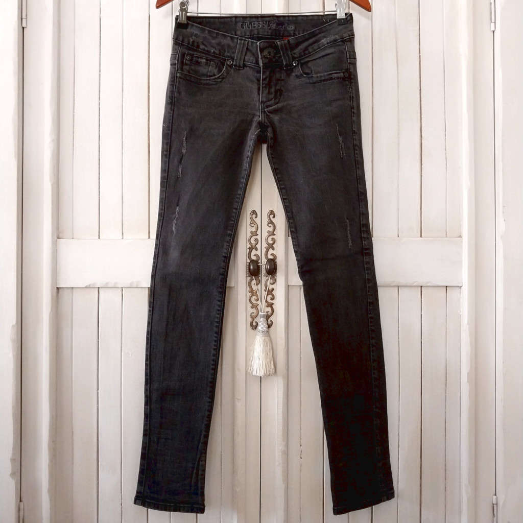 GUESS LOW-RISE SKINNY JEANS W28 - BLACK WASH