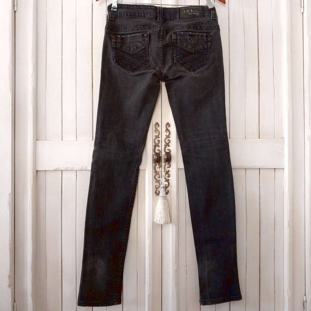 GUESS LOW-RISE SKINNY JEANS W28 - BLACK WASH