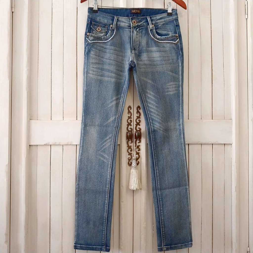 FOSCHINI NEWS DENIM LOW-RISE SKINNY STRETCH JEANS WITH STITCHING DETAIL ON POCKETS - MEDIUM WASH