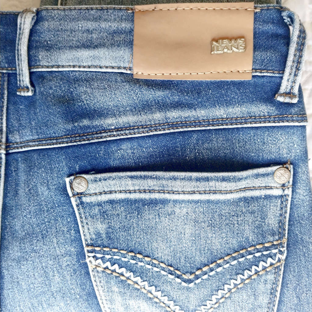 FOSCHINI NEWS DENIM LOW-RISE SKINNY STRETCH JEANS WITH STITCHING DETAIL ON POCKETS - MEDIUM WASH