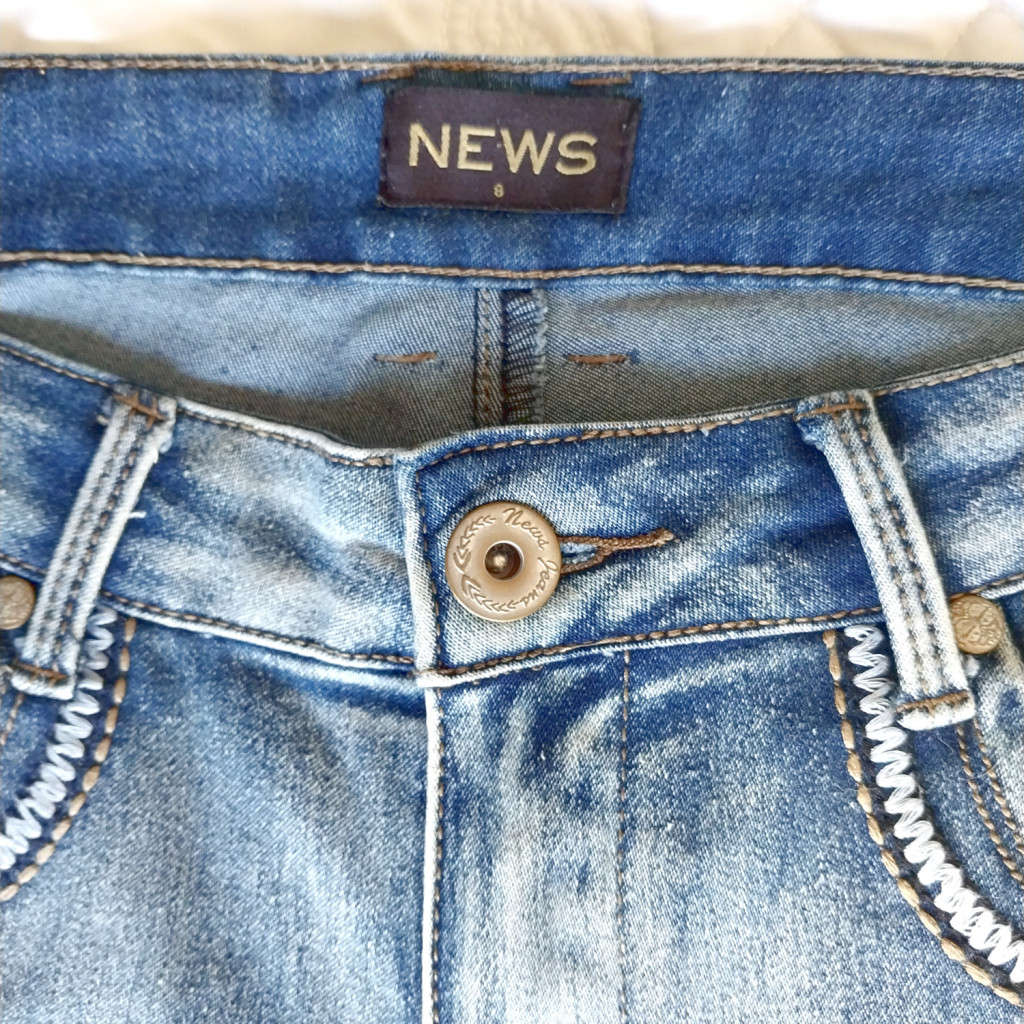 FOSCHINI NEWS DENIM LOW-RISE SKINNY STRETCH JEANS WITH STITCHING DETAIL ON POCKETS - MEDIUM WASH