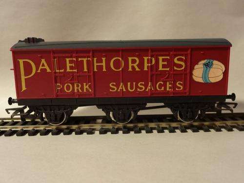 Hornby Railways 6 Wheel Van PALETHORPES in OO Gauge (1:76)