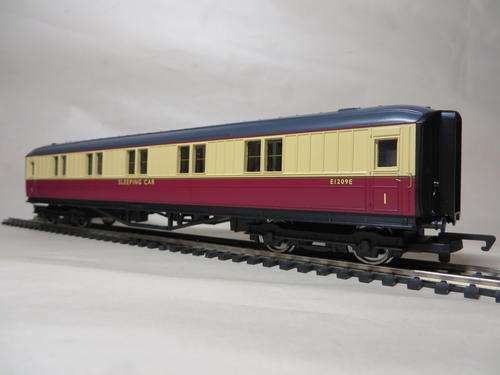 Hornby R4191 BR  Sleeping Coach Crimson & Cream in OO Gauge