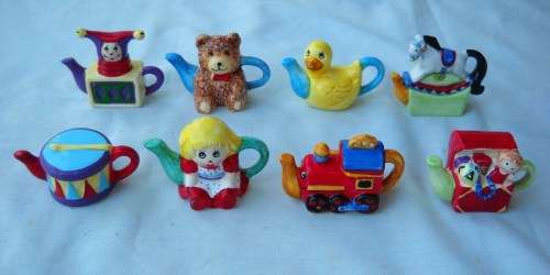 8 X RED ROSE TEA-MINIATURE TEA POTS-1998 TOY CHEST SERIES-WADE-EXCELLENT CONDITION