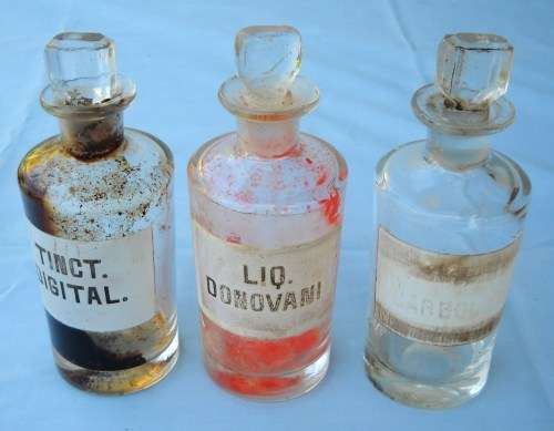 3 X CLEAR GLASS MEDICINE / APOTHECARY BOTTLES-ENAMEL ON GLASS-WITH STOPPERS-VERY GOOD CONDITION