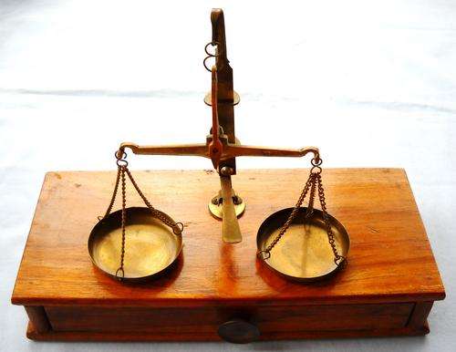 Lovely C1900 BRASS APOTHECARY /CHEMIST SCALES With Weights-IN ORIGINAL STAND BOX-EXCELLENT CONDITION
