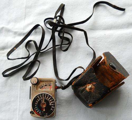 VINTAGE SEKONIC LIGHT EXPOSURE METER IN ORIGINAL LEATHER CASE