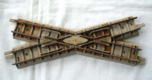 TRIANG-DIAMOND CROSSING-HO-TRAIN TRACK-VERY GOOD CONDITION