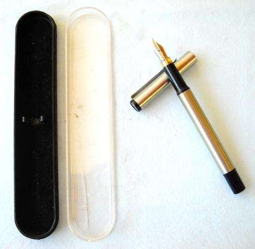 PENALLI-STAINLESS STEEL-SQUEEZE FILLER-FOUNTAIN PEN IN PLASTIC CASE-EXCELLENT CONDITION