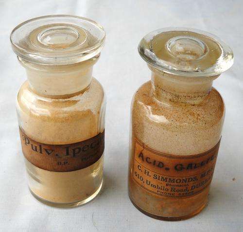 2 X CLEAR MINI APOTHECARY BOTTLES WITH GLASS STOPPERS-VERY GOOD CONDITION