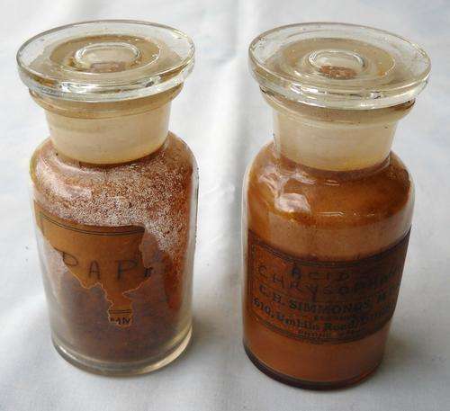 2 X SMALL APOTHECARY BOTTLES WITH GLASS STOPPERS-CLEAR GLASS-VERY GOOD CONDITION