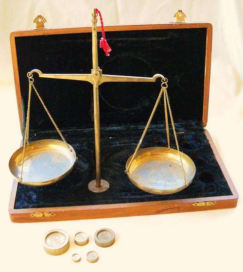 STUNNING BRASS JEWELLER'S SCALE WITH WEIGHTS IN BLACK VELVET LINED OAK BOX-VERY GOOD CONDITION