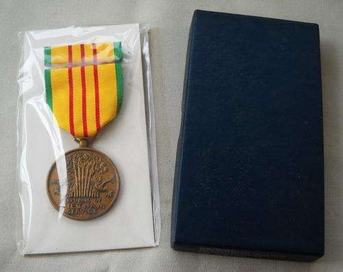 VIETNAM SERVICE MEDAL & BAR-1970-US ISSUE-MINT UNUSED CONDITION IN BOX