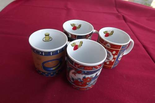 Set of 4 beautiful patterned porcelain mugs.As new.Height 6cm.diam 5.2cm
