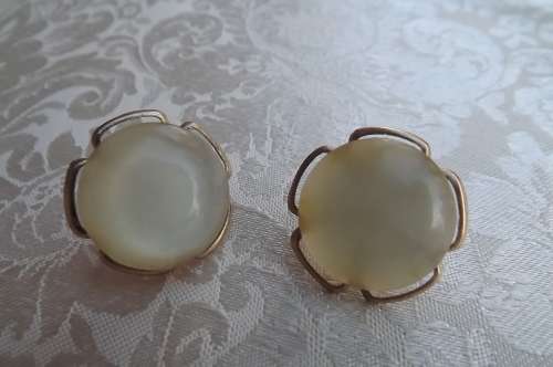 Pair of vintage screw on earrings.In good condition.