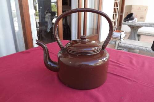 Brown enamel water kettle.Height 27cm bottom diam 19cm.Some rusting at buttom