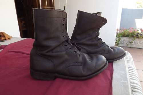 Pair of SADF genuine leather DWS 2009 boots in good used condition. Size 10/277 Ex army stock.