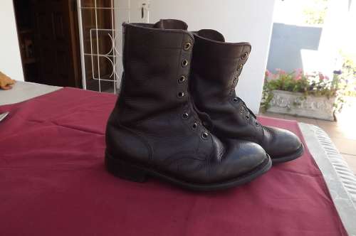 Pair of SADF genuine leather DWS 2009 boots in good used condition. Size .5.5/240. Ex army stock.
