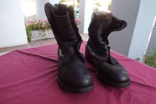Pair of SADF Army genuine leather boots by DWS issue 2011 size 247/6.5.Good condition.
