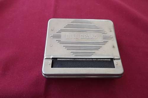 Bull brand cigaret rolling machine.Made in England.Good condition