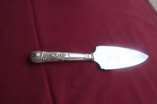 Double edge cake and pie server by Levis Roses + Co Sheffield England.Length 26.5cm.Good condition