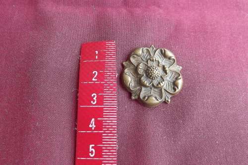 WW1 British York + Lancaster Regiment Brass Rose Collar badge