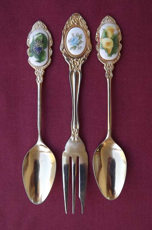 Two teaspoons and 1 cake fork 24 caract gold plated with porcelain decoration