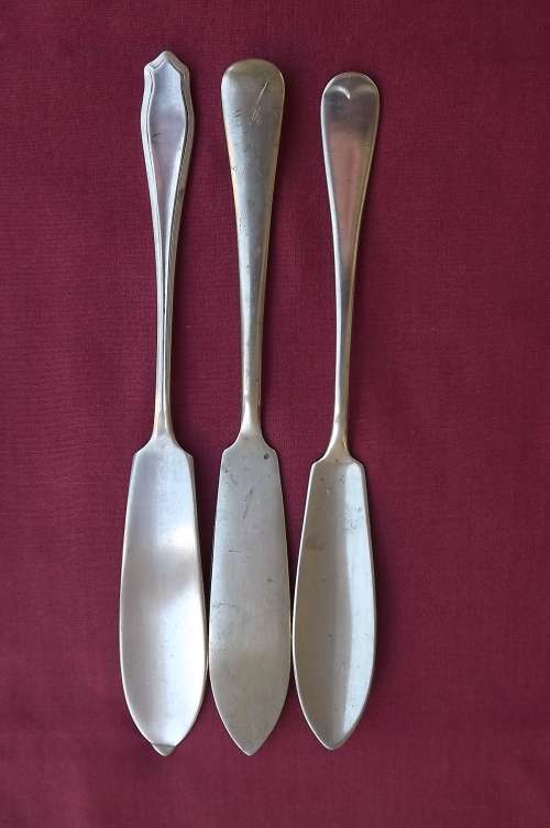 Lot of 3 EPNS fish knifes.See scans