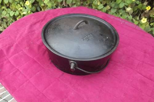 Large round Falkirk potjiekos pot. 32cm diameter depth 12 cm.As new