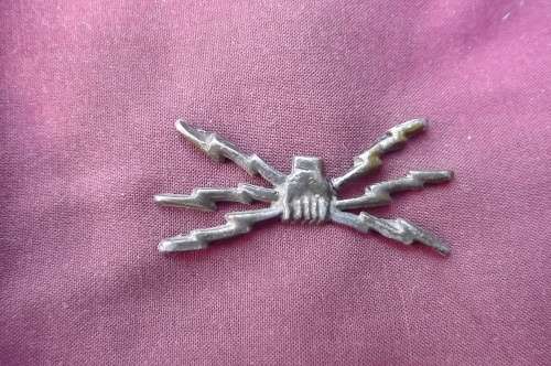 WW2 Rhodesian airforce radio operator trade badge 1939-1945.One end of badge broken off.See scan