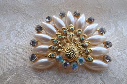 Peacock brooch with faux pearl and diamond stone decoration.New item
