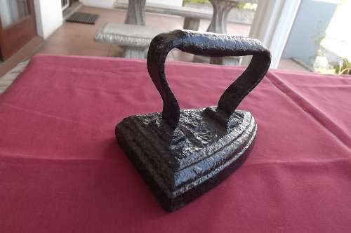 Black antique cast iron .Iron length 14cm. Sprayed with varnish