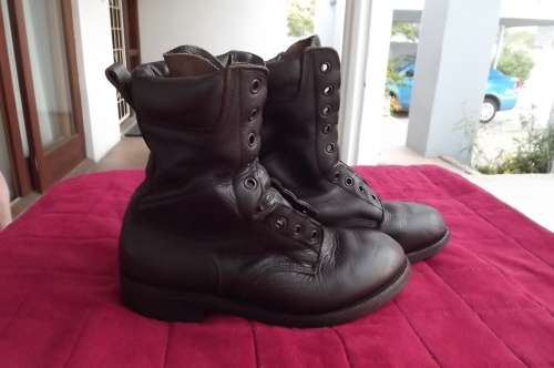 Pair of brown genuine leather SADF boots in size 8.By DWS.Issued 2011.Army size 270.Good condition