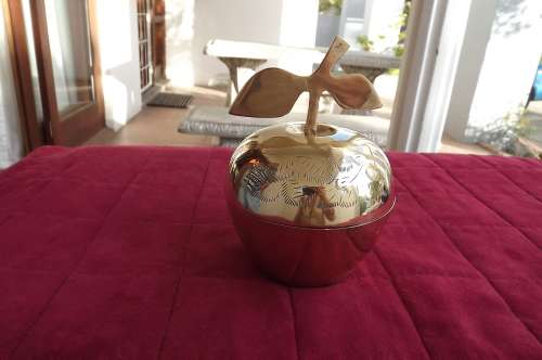 Fabulous brass bowl with lid and handle.Engraving on lid.Open diamention 12cm.Total height 19cm