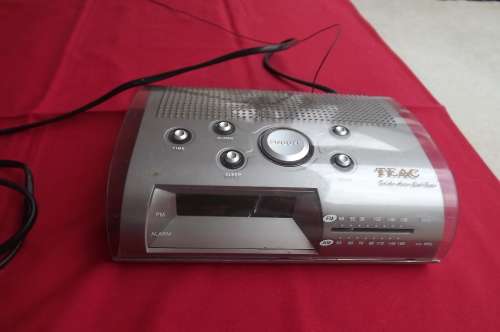 TEAC clock radio AC/DC with FM+AM in good working condition.
