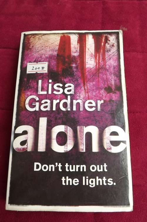 Book- ALONE. Don't turn out the lights.Psychologicat thriller by LISA GARDNER