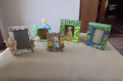 Lot of 5 small kiddies photo frames.As per scan